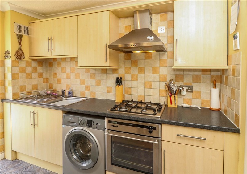 Kitchen (photo 2) at 14 Shorwell, Netley Abbey