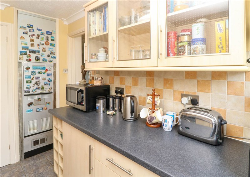 Kitchen (photo 3) at 14 Shorwell, Netley Abbey