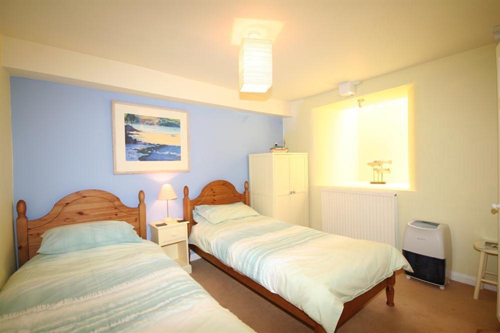 Twin bedroom with small en suite shower at 14a Courtenay Street in , Salcombe
