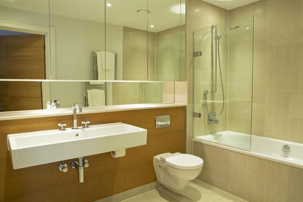 Family bathroom at 15 Dart Marina in Sandquay Road, Dartmouth