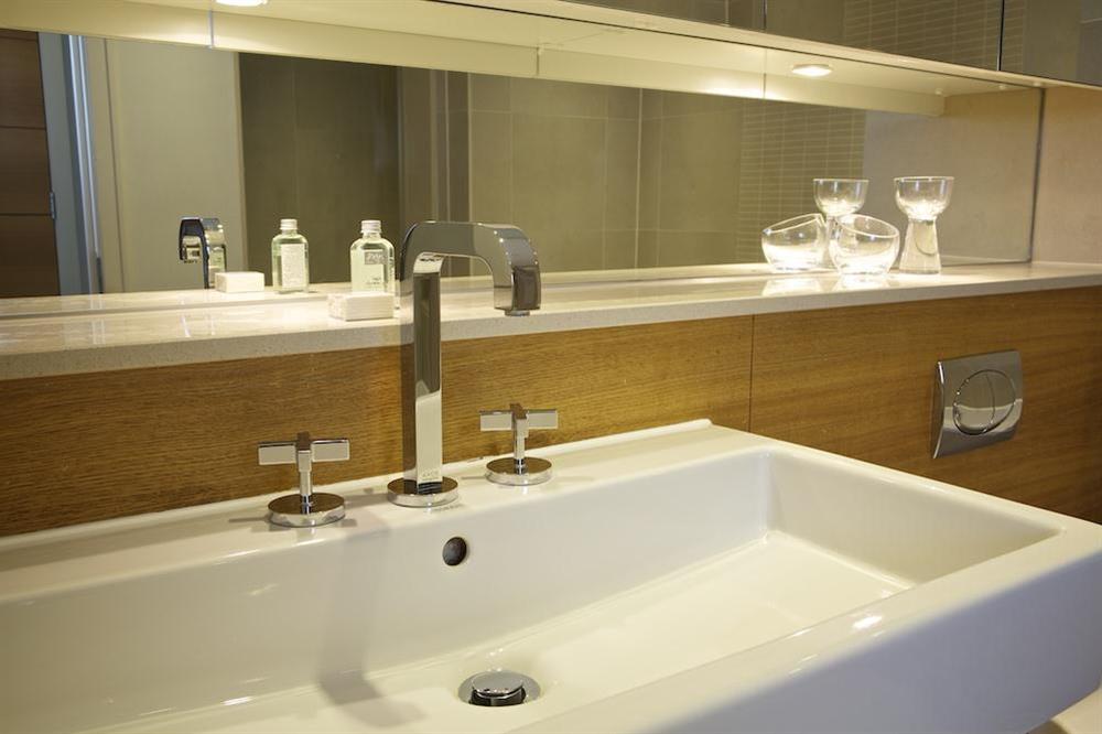 Master en suite bathroom (photo 2) at 15 Dart Marina in Sandquay Road, Dartmouth