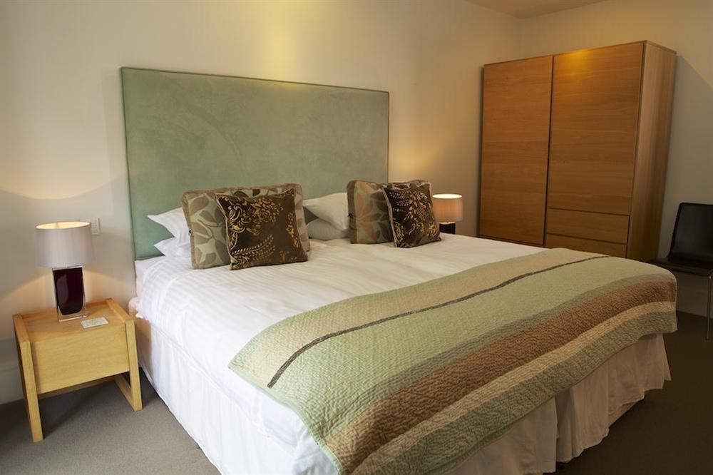 Twin room with two full-size single beds ( which can be zipped together) (photo 2) at 15 Dart Marina in Sandquay Road, Dartmouth