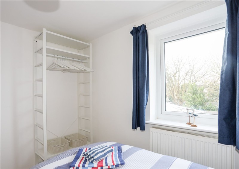 One of the 4 bedrooms (photo 2) at 15 Llwyn Gwalch Estate, Morfa Nefyn