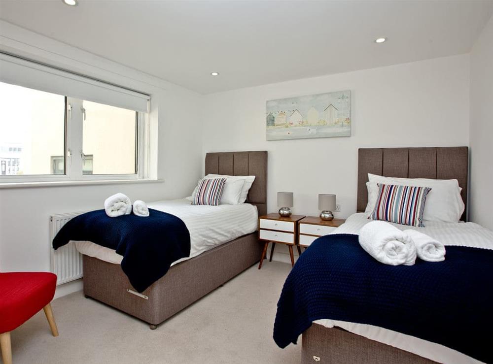 Twin bedroom at 15 Ocean Gate in Newquay, Cornwall