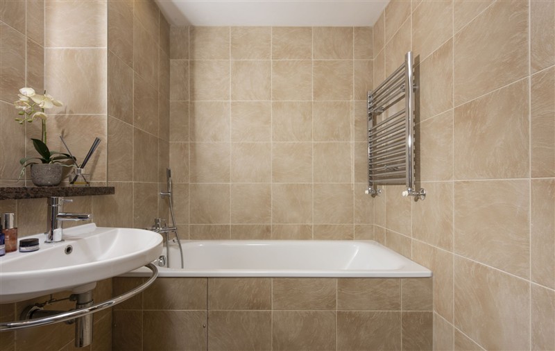 The bathroom at 15 The Sands, Cornwall