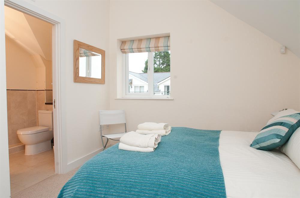 Master bedroom with en suite shower room at 16 Bolt Head in South Sands, Salcombe