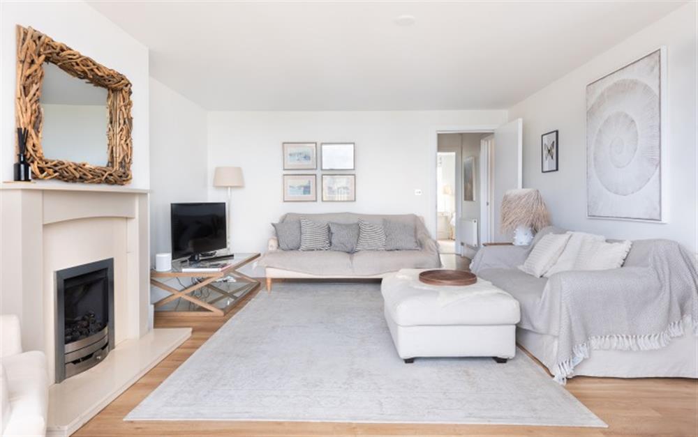 The comfortable open plan sitting room at 16 Combehaven in Salcombe