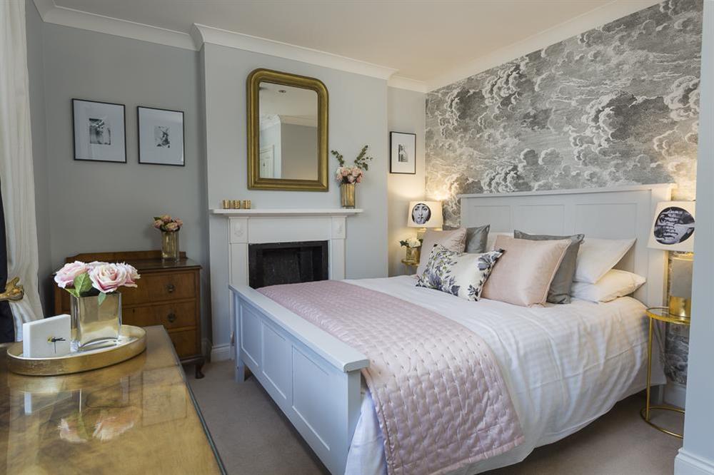 Second double bedroom with King-size bed at 16 Courtenay Street in , Salcombe