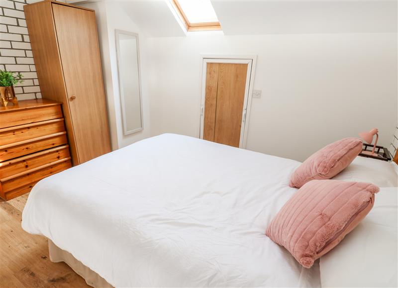 A bedroom in 16 Seaspray (photo 2) at 16 Seaspray, Porthtowan