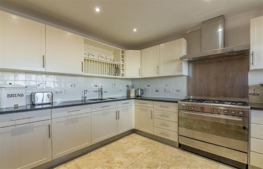 Ground floor:  Dining/kitchen with gas range oven and hob at 16 The Granary, Wells-next-the-Sea