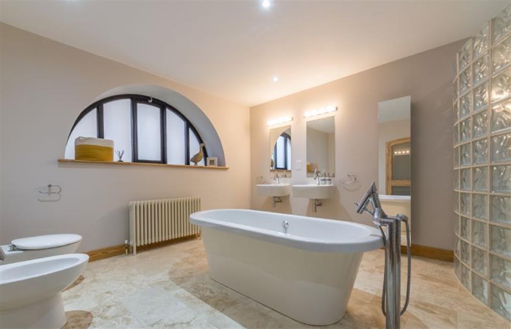Ground floor:  En-suite bathroom with fabulous roll-top bath at 16 The Granary, Wells-next-the-Sea