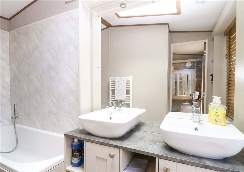 Bathroom at 17 Castle Walk, Burgh Castle