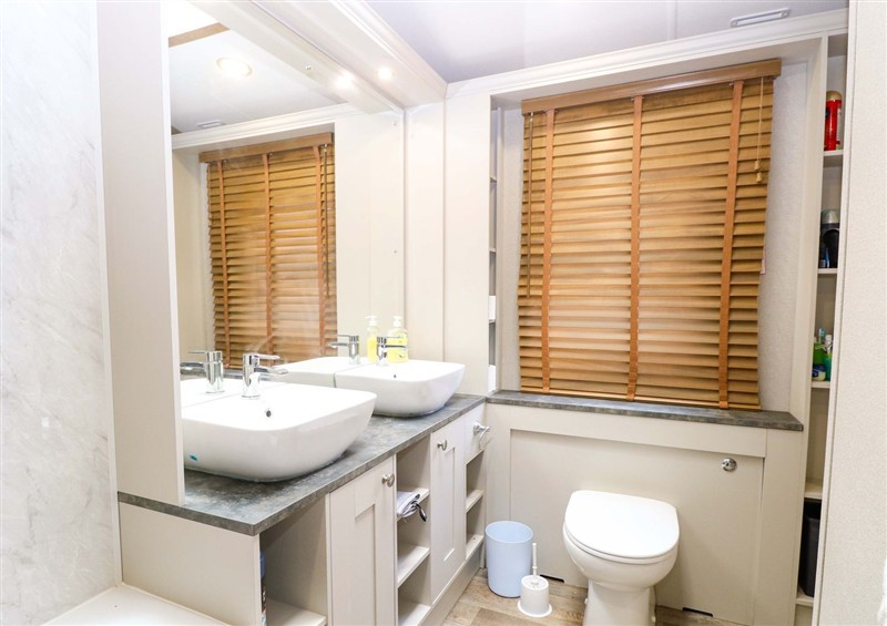 The bathroom (photo 2) at 17 Castle Walk, Burgh Castle