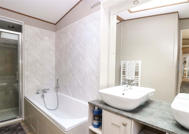 The bathroom at 17 Castle Walk, Burgh Castle