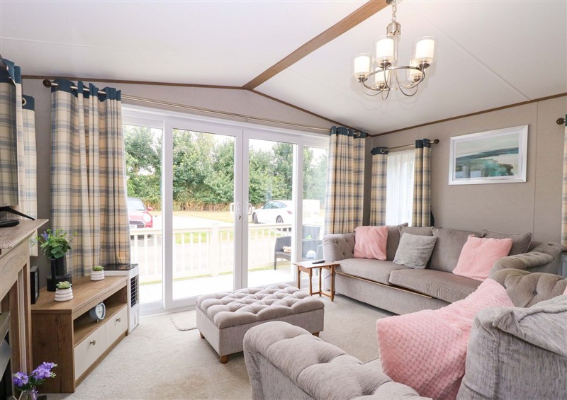 The living room (photo 2) at 17 Castle Walk, Burgh Castle