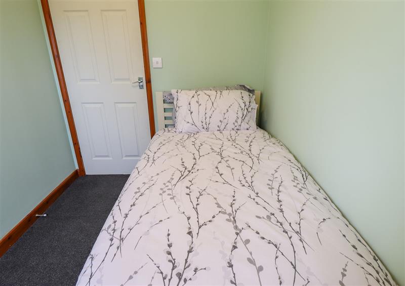 One of the 3 bedrooms (photo 2) at 17 Kings Court, Kirton