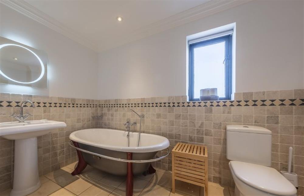 Family bathroom with roll-top bath and walk-in shower at 17 Peddars Way, Holme-next-the-Sea near Hunstanton