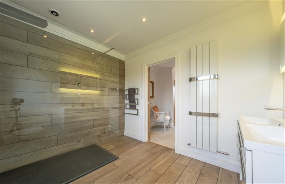 Master bedroom en-suite with large walk-in shower (photo 2) at 17 Peddars Way, Holme-next-the-Sea near Hunstanton