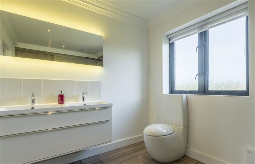 Master bedroom en-suite with twin wash basins at 17 Peddars Way, Holme-next-the-Sea near Hunstanton