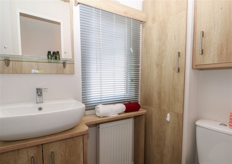 Bathroom at 18 Deer Glade, Landford