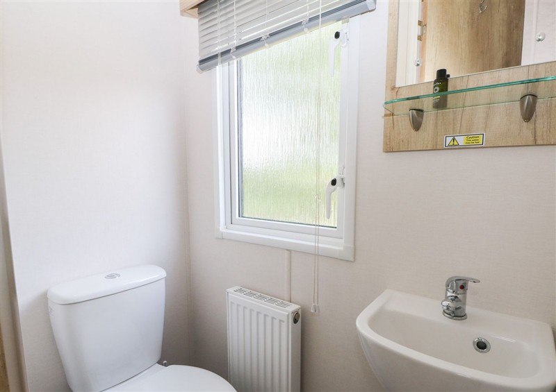 The bathroom at 18 Deer Glade, Landford