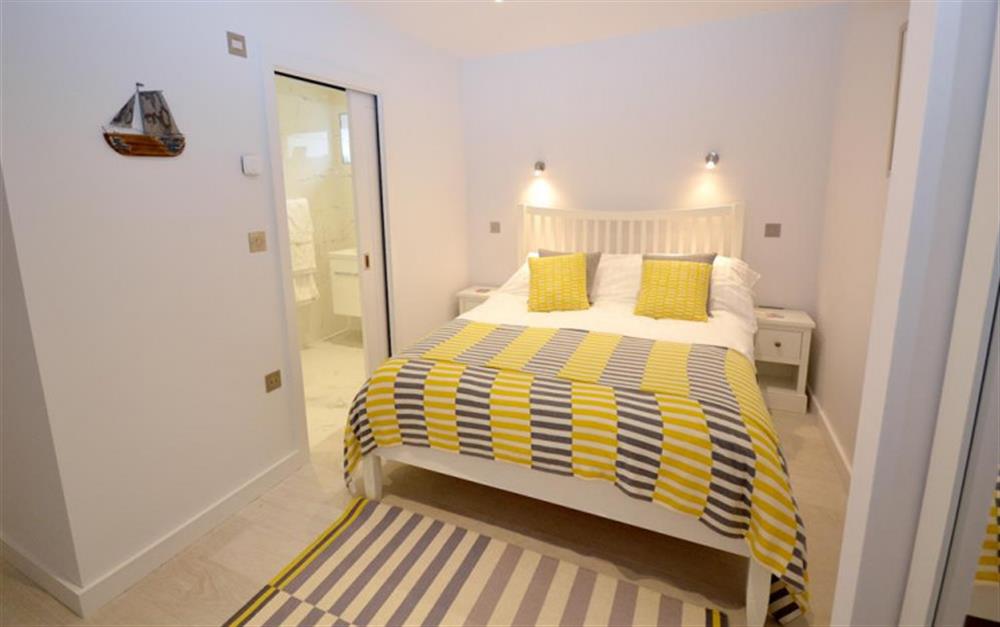 The master king size bedroom with en-suite at 18 Talland in Talland Bay