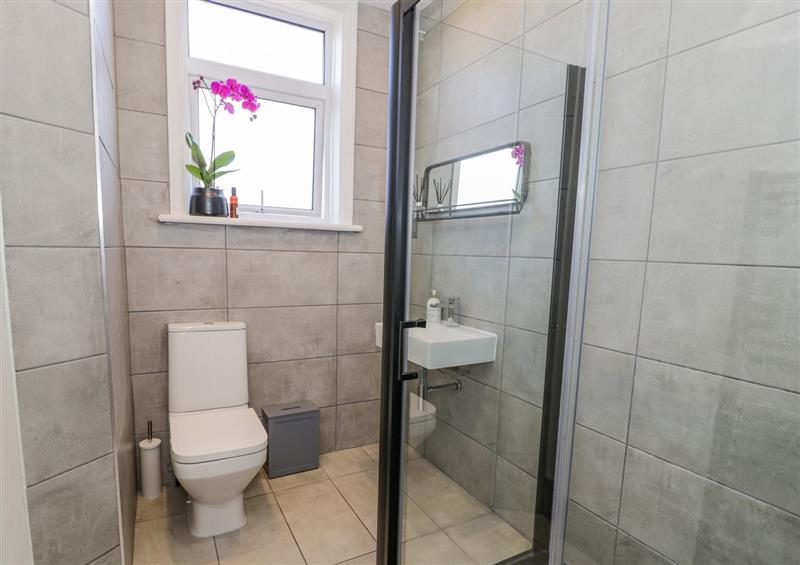 The bathroom (photo 2) at 18 Tyn Celyn, Llandudno