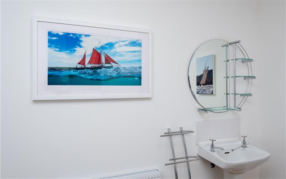Another look at the en suite shower room at 1b Harbour View in Salcombe