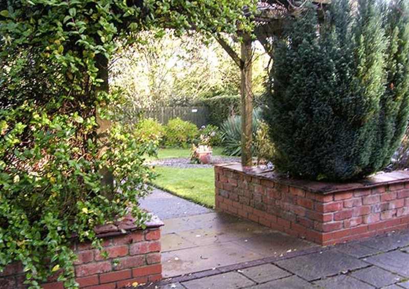 Enjoy the garden (photo 2) at 2 Aqueduct Cottages, Chirk Bank near Chirk