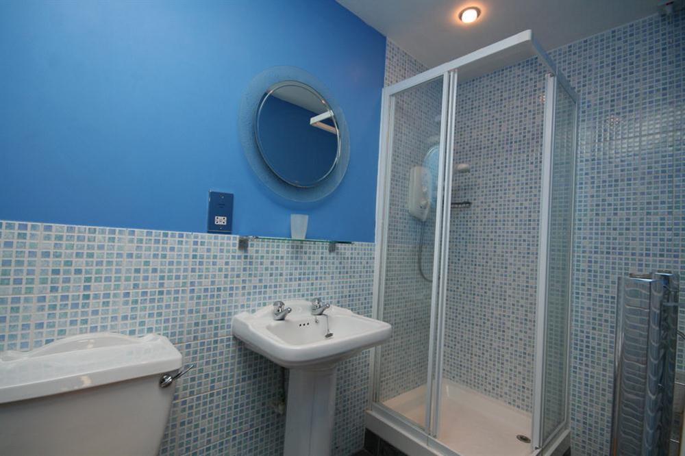 Master en suite bathroom at 2 Armada Apartments in Hope Cove, Nr Kingsbridge