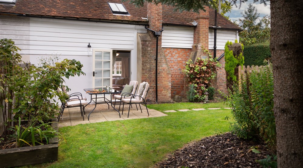 The garden and eating area of 2 Bettenham, Kent at 2 Bettenham Cottages in Biddenden, Kent