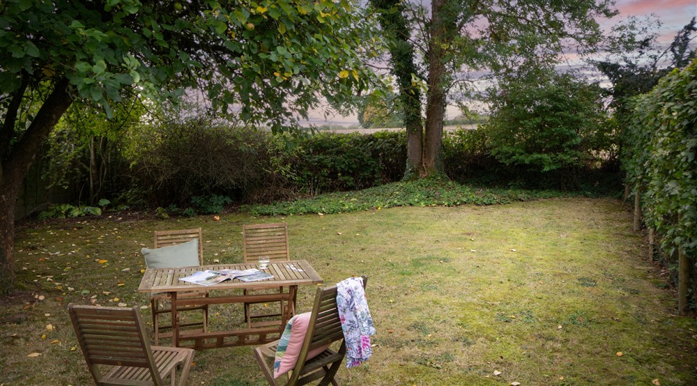 The outdoor eating area of 2 Bettenham, Kent at 2 Bettenham Cottages in Biddenden, Kent