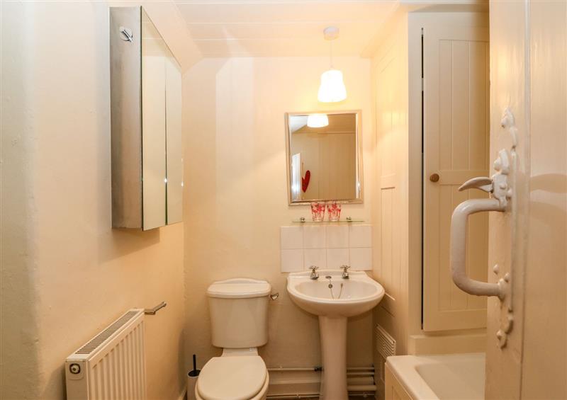 The bathroom at 2 Bwth Mawr, Barmouth
