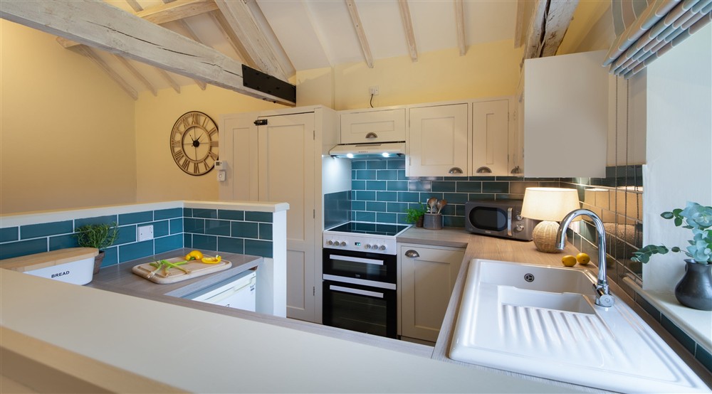 The open plan kitchen, dining and sitting room (photo 2) at 2 Cart Lodge Barn in Upper Sheringham, Norfolk