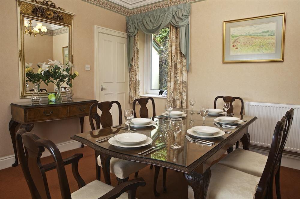 Dining table with seating for six at 2 Channel View in Bennett Road, Salcombe