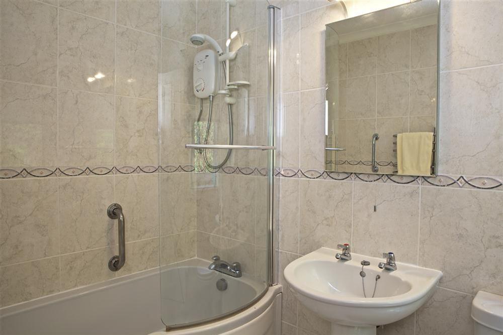 Family bathroom on first floor at 2 Channel View in Bennett Road, Salcombe