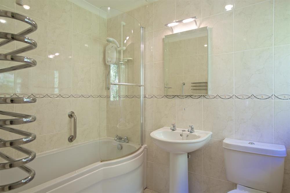 Family bathroom at 2 Channel View in Bennett Road, Salcombe