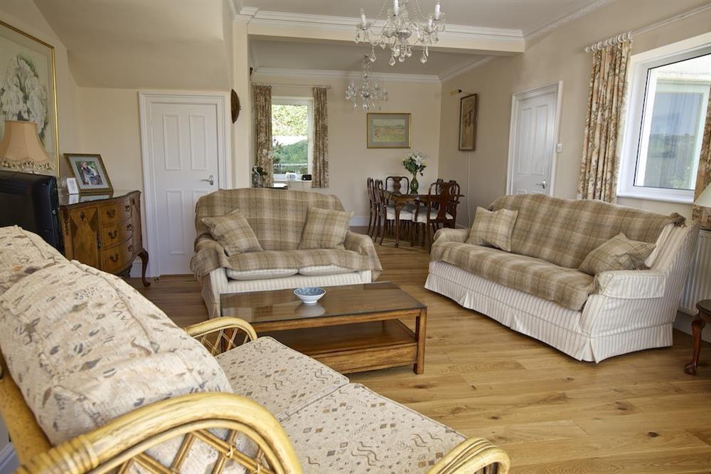 Lounge with seating for six at 2 Channel View in Bennett Road, Salcombe