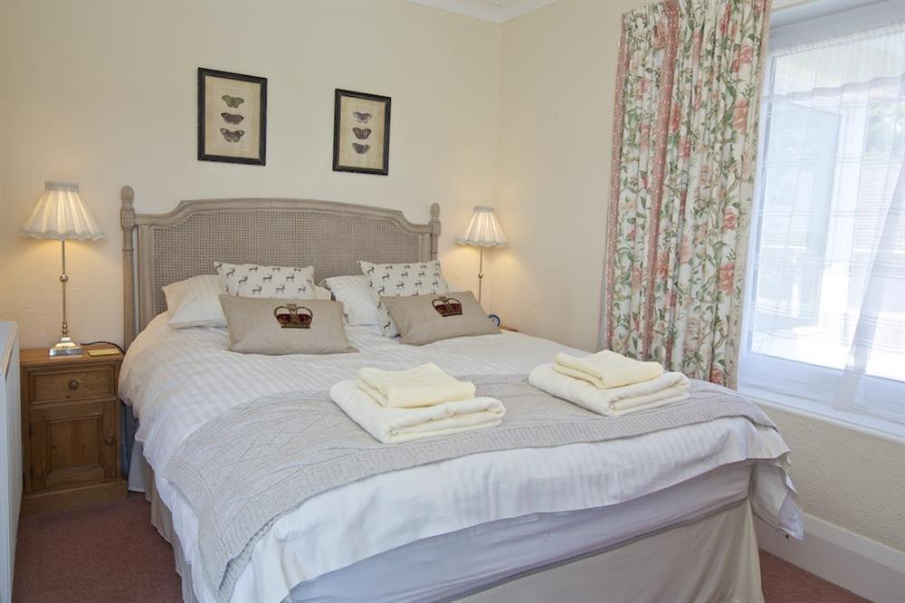 Master bedroom with King size bed at 2 Channel View in Bennett Road, Salcombe