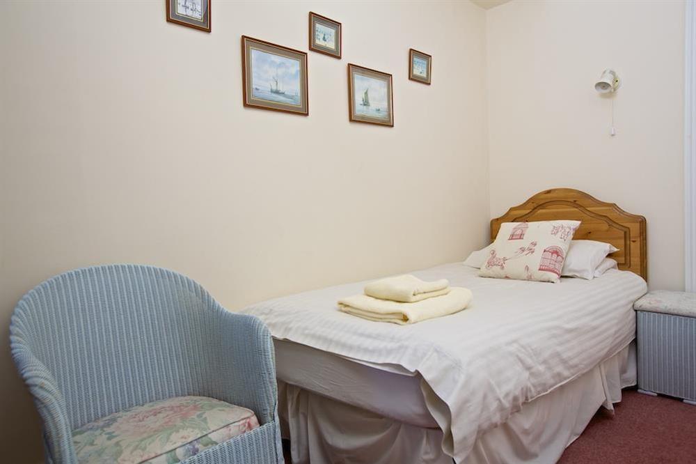 Single bed in the twin room (photo 2) at 2 Channel View in Bennett Road, Salcombe