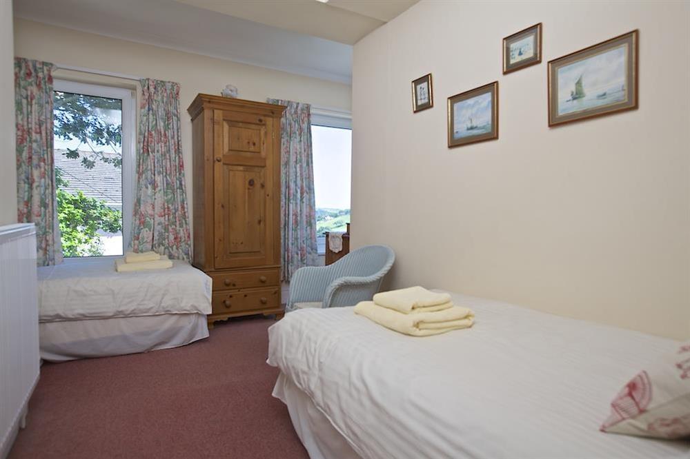 Twin room with en suite shower room at 2 Channel View in Bennett Road, Salcombe