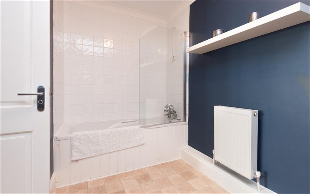 Ensuite bathroom with shower over bath at 2 Chapel Street in Blackawton