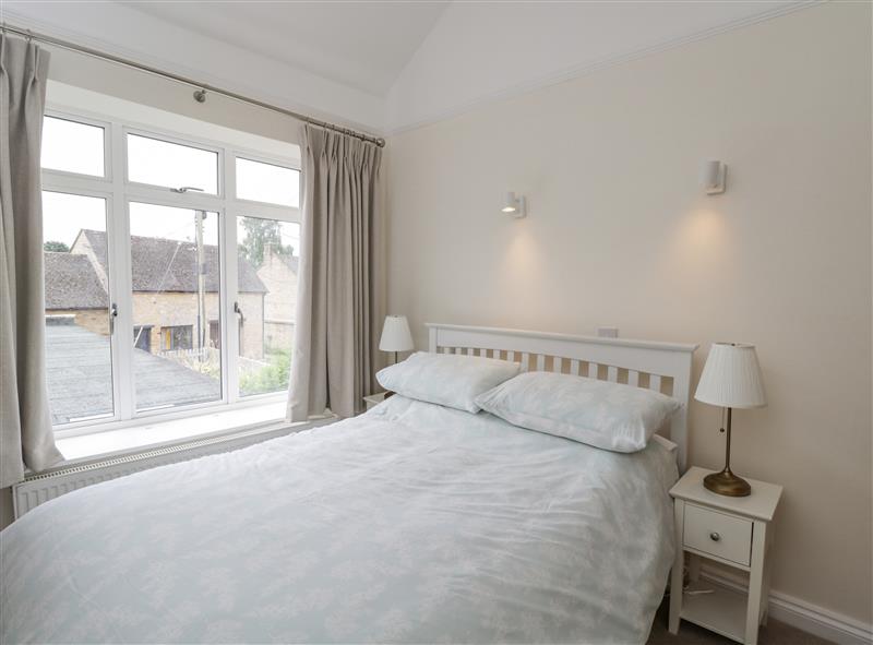 One of the 2 bedrooms (photo 5) at 2 Church Street, Chipping Norton