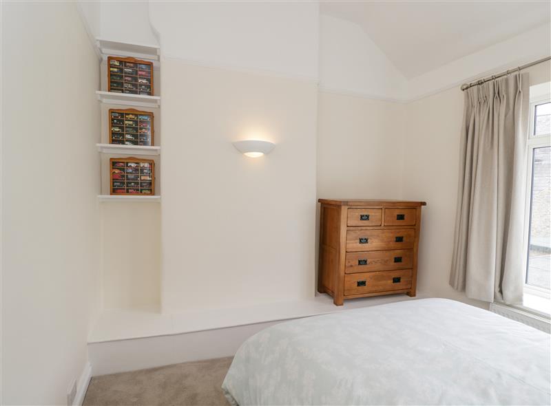 One of the 2 bedrooms (photo 6) at 2 Church Street, Chipping Norton