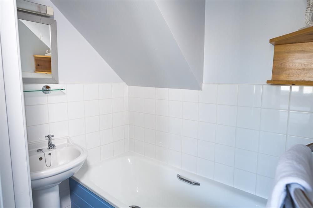 En suite with bath and wash-hand basin at 2 Churchill House in Market Street, Salcombe
