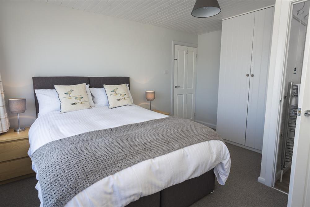 The en suite master bedroom has a King size bed (photo 2) at 2 Churchill House in Market Street, Salcombe
