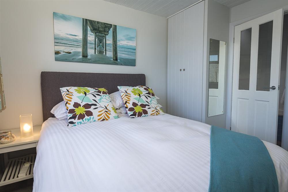 The second double bedroom also has a King-size bed with en suite (photo 2) at 2 Churchill House in Market Street, Salcombe