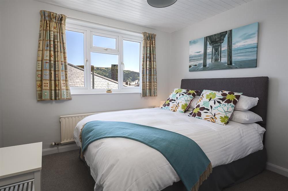 The second double bedroom also has a King-size bed with en suite at 2 Churchill House in Market Street, Salcombe