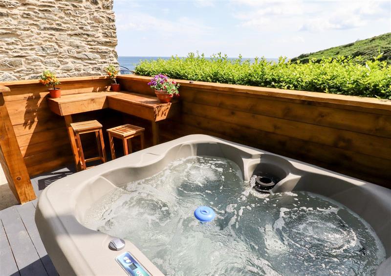 The hot tub at 2 Cliff Cottages, West Portholland near Gorran Haven