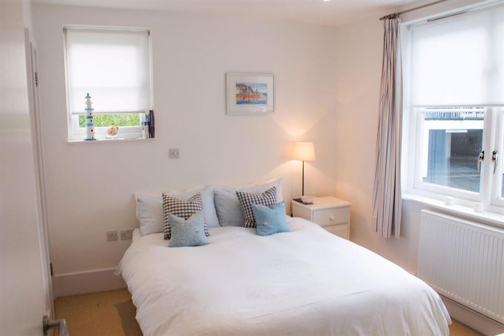 Double room on 1st floor with king-size bed (photo 2) at 2 Combehaven in Allenhayes Road, Salcombe